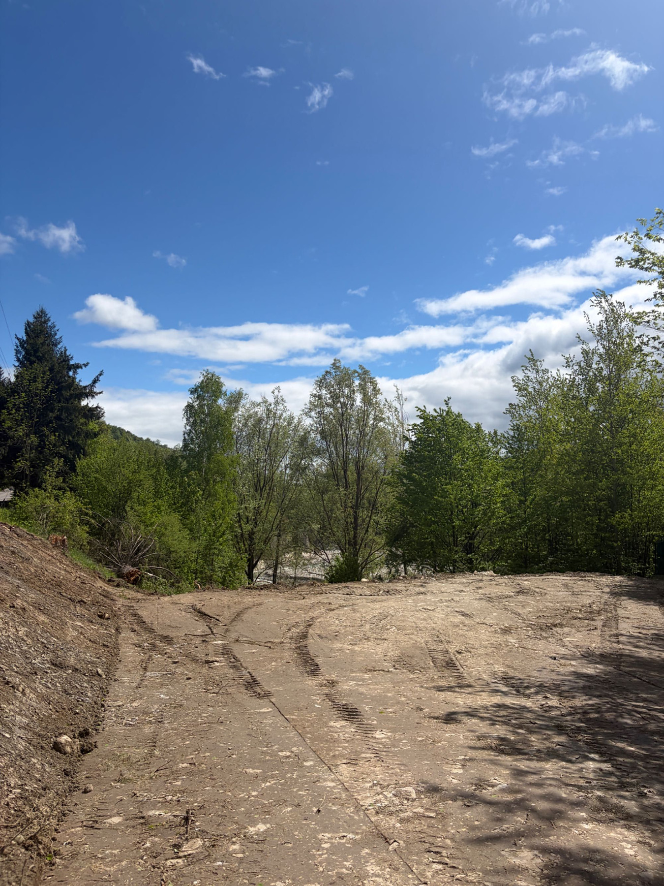 Teren 1.500 mp la coada Lacului Paltinu, Valea Doftanei, vis-a-vis de ATRA Doftana