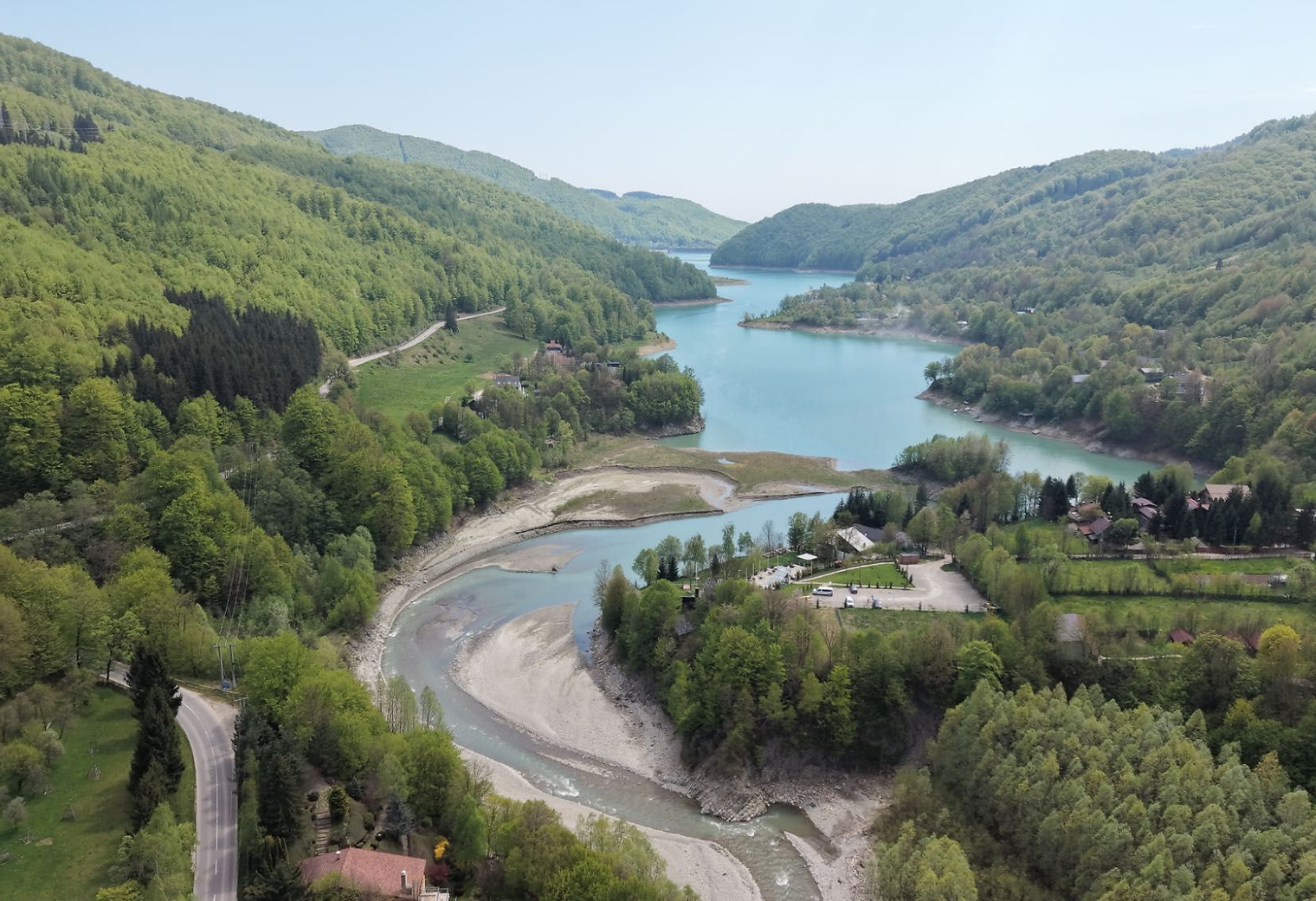 Lacul Paltinu și Valea Doftanei văzute din dronă